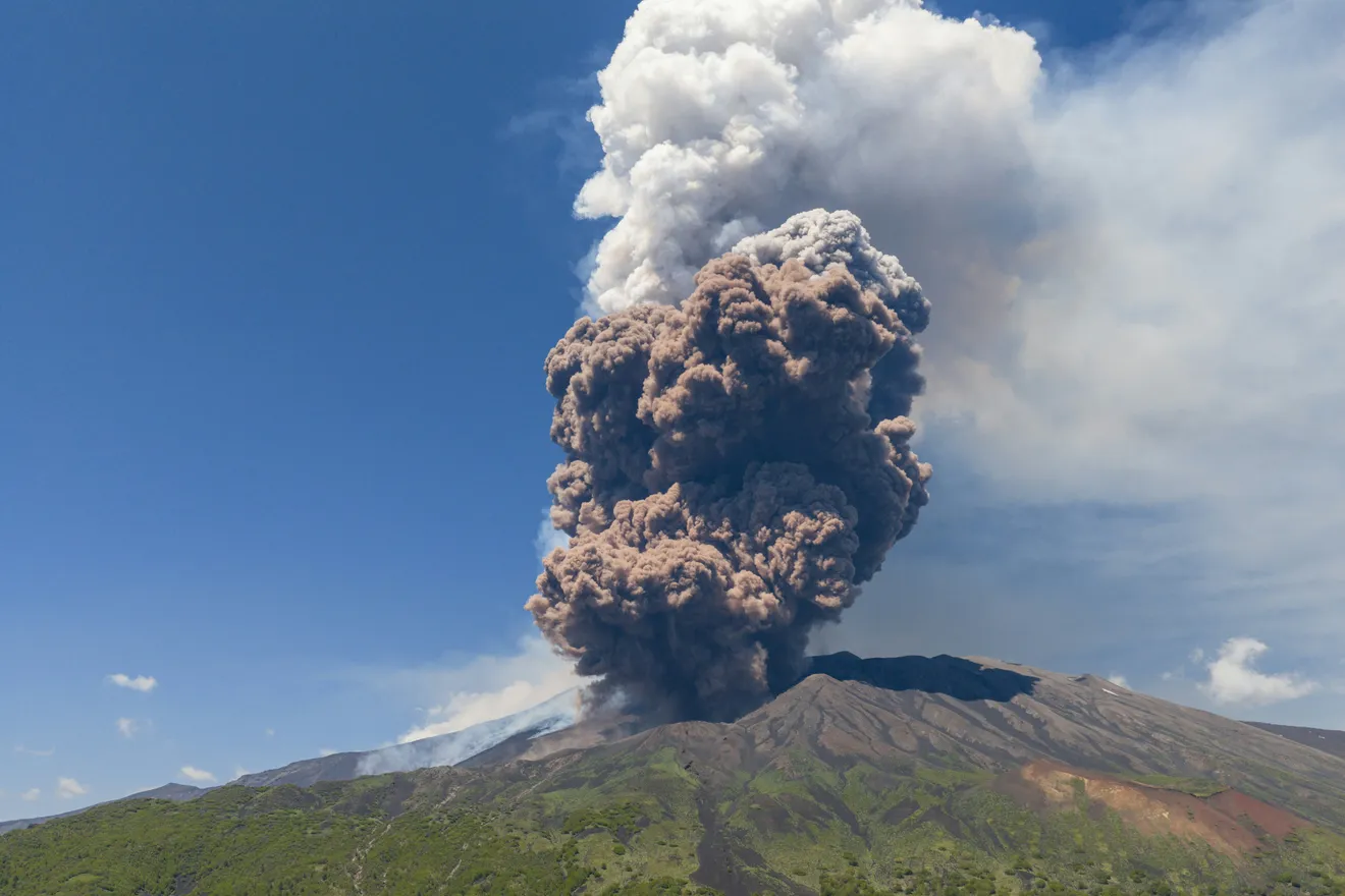 Mount Etna eruption June 2025 stuns Sicily with violent lava blasts. See today’s shocking eruption update, photos, and travel warnings.